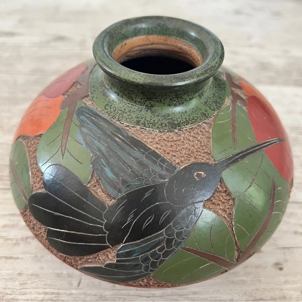 San Juan de Oriente Nicaraguan Pottery Vase, Flowers Hummingbird Carved Etched